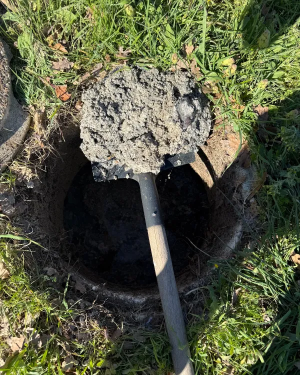 Bouchon sorti d'un regard au furet, chantier BRT