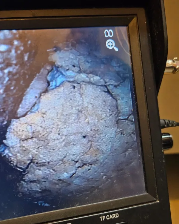 Écran d'inspection caméra montrant un bouchon dans une canalisation