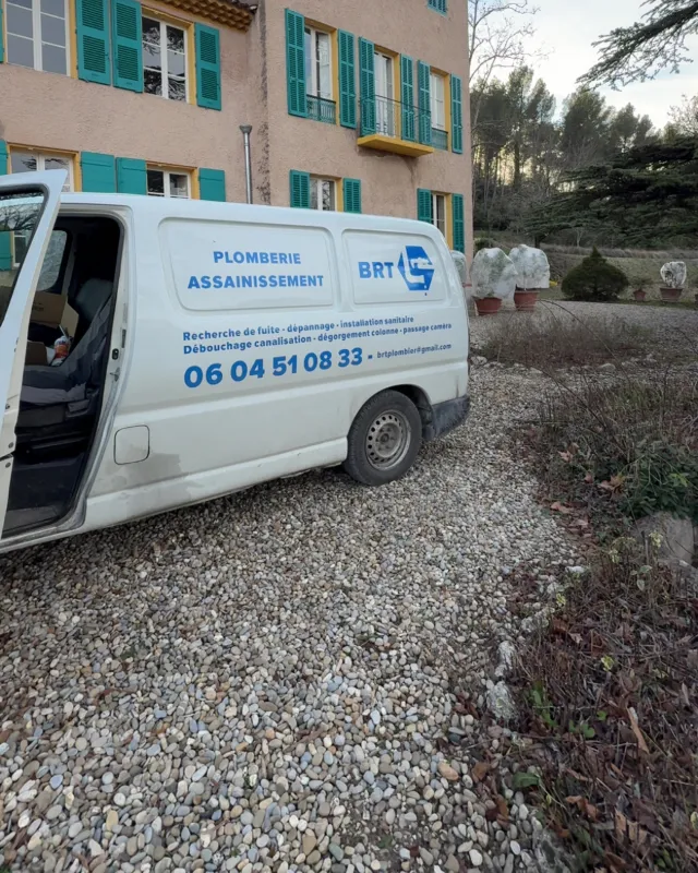 Le camion dans l'allée d'une bastide, chantier BRT