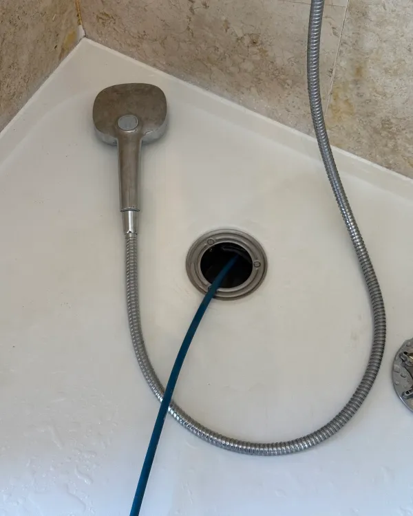 Furet dans l'évacuation d'une douche, chantier BRT