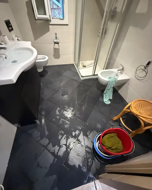 Salle de bain inondée par un refoulement, chantier BRT
