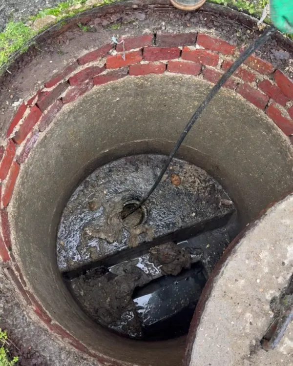 Regard sous grille, chantier BRT
