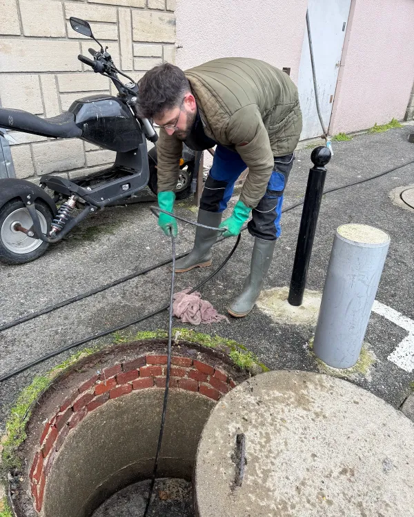 Débouchage d'un regard en pleine rue, chantier BRT